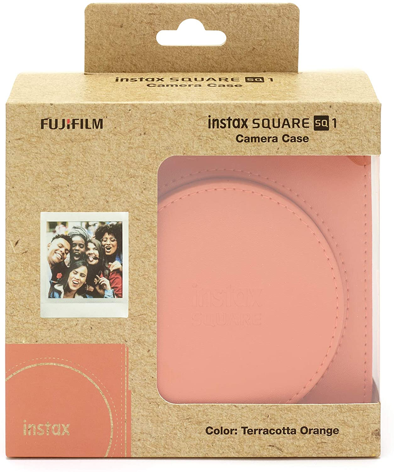Box mit Foto und Instax Kameratasche. Die Tasche ist terrakottafarben und hat ein Etikett.