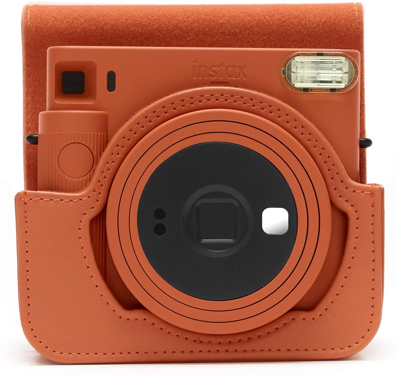 Eine orangefarbene Instax-Kamera in einer passenden Ledertasche.