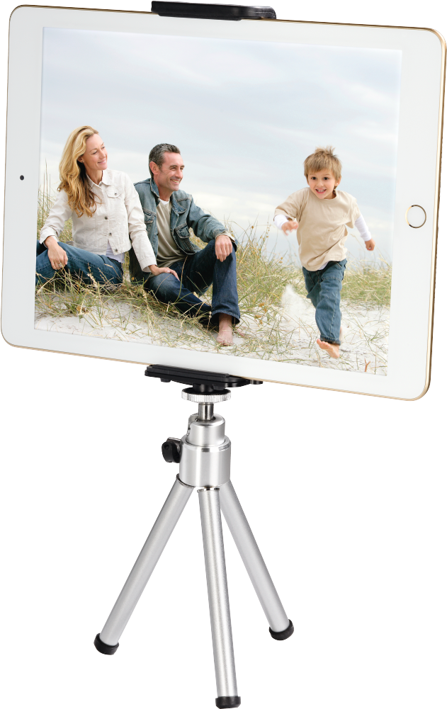 Une famille est sur un écran de tablette, monté sur un trépied. L'arrière-plan est une scène de plage.