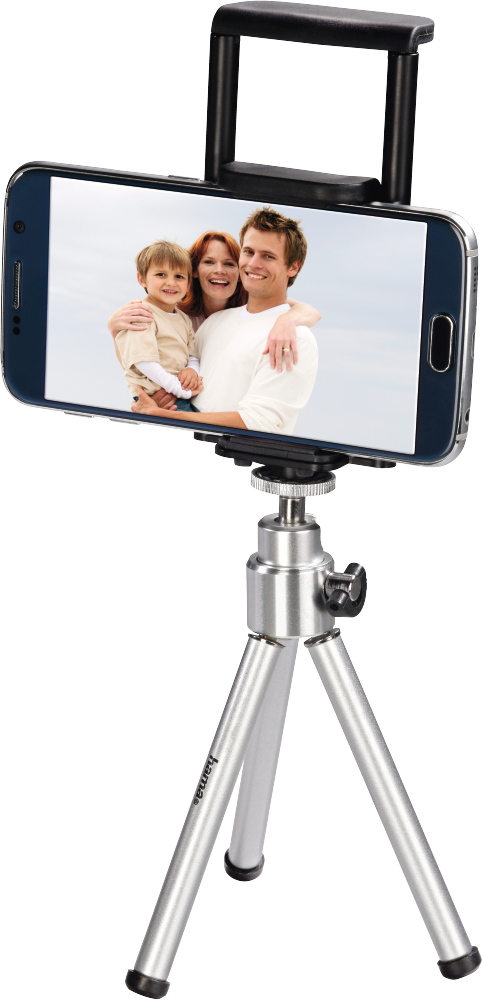 Smartphone sur un trépied, affichant une photo de famille. L'arrière-plan est un mur de couleur claire.