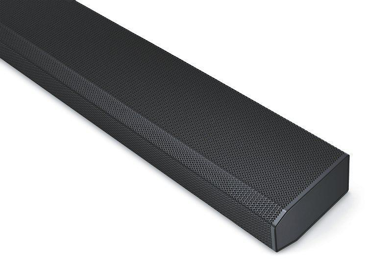 Schwarze Soundbar mit Mesh-Oberfläche, auf weißem Hintergrund.