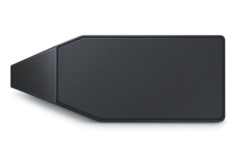 Schwarzer Subwoofer mit flacher Oberseite und abgeschrägten Seiten, auf weißem Hintergrund.