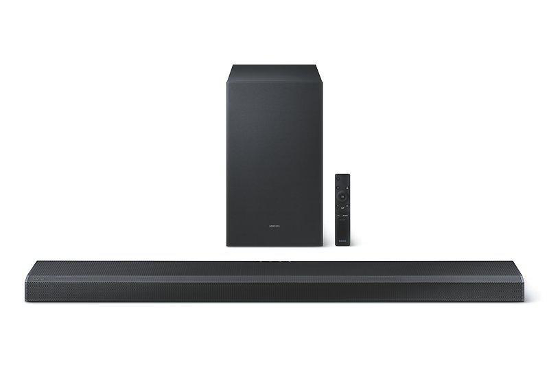 Schwarze Soundbar, Subwoofer und Fernbedienung auf weißem Hintergrund, ein Heimkino-Setup.