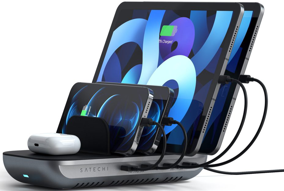 Station de charge avec tablettes, téléphones et accessoires. Les appareils chargent.
