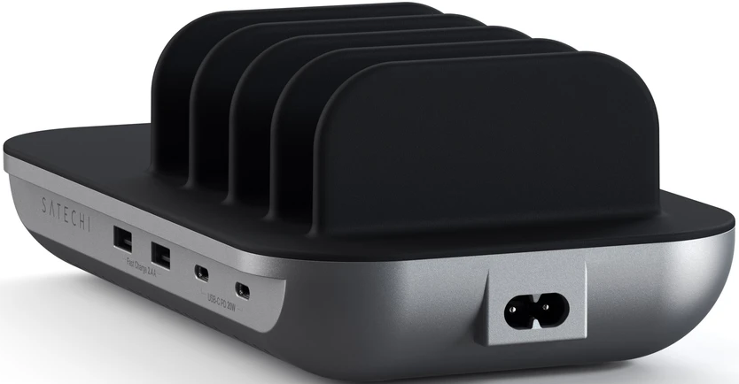 Une station de charge noire avec plusieurs emplacements. Elle a des ports USB et un connecteur d'alimentation.