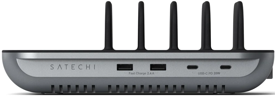 Une base de chargement Satechi grise avec plusieurs ports pour charger des appareils. Les ports sont étiquetés.