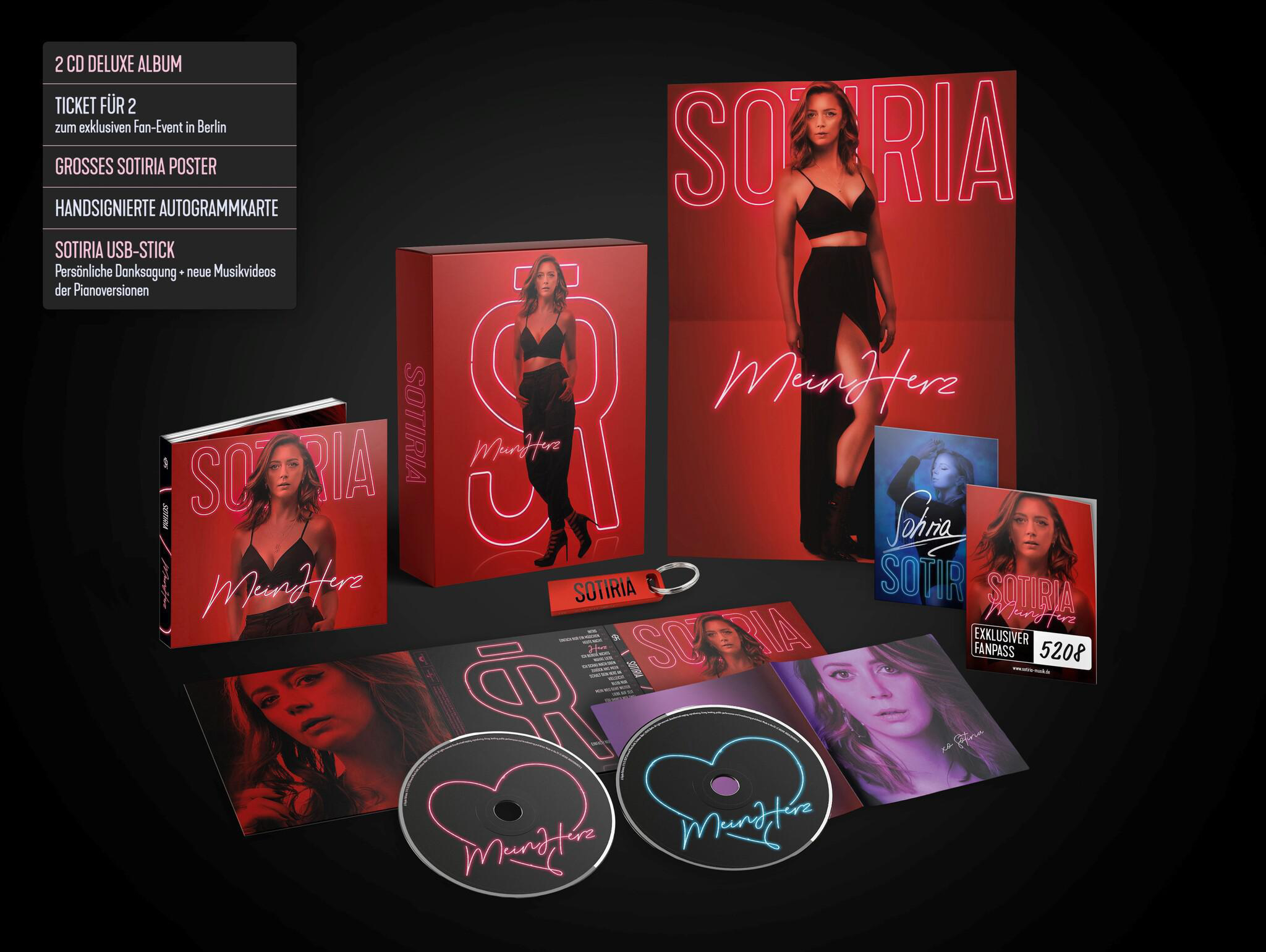 Produktdisplay mit Frau und Album. Artikel umfassen CD, Poster, USB-Stick und Merchandise. Dunkler Hintergrund.