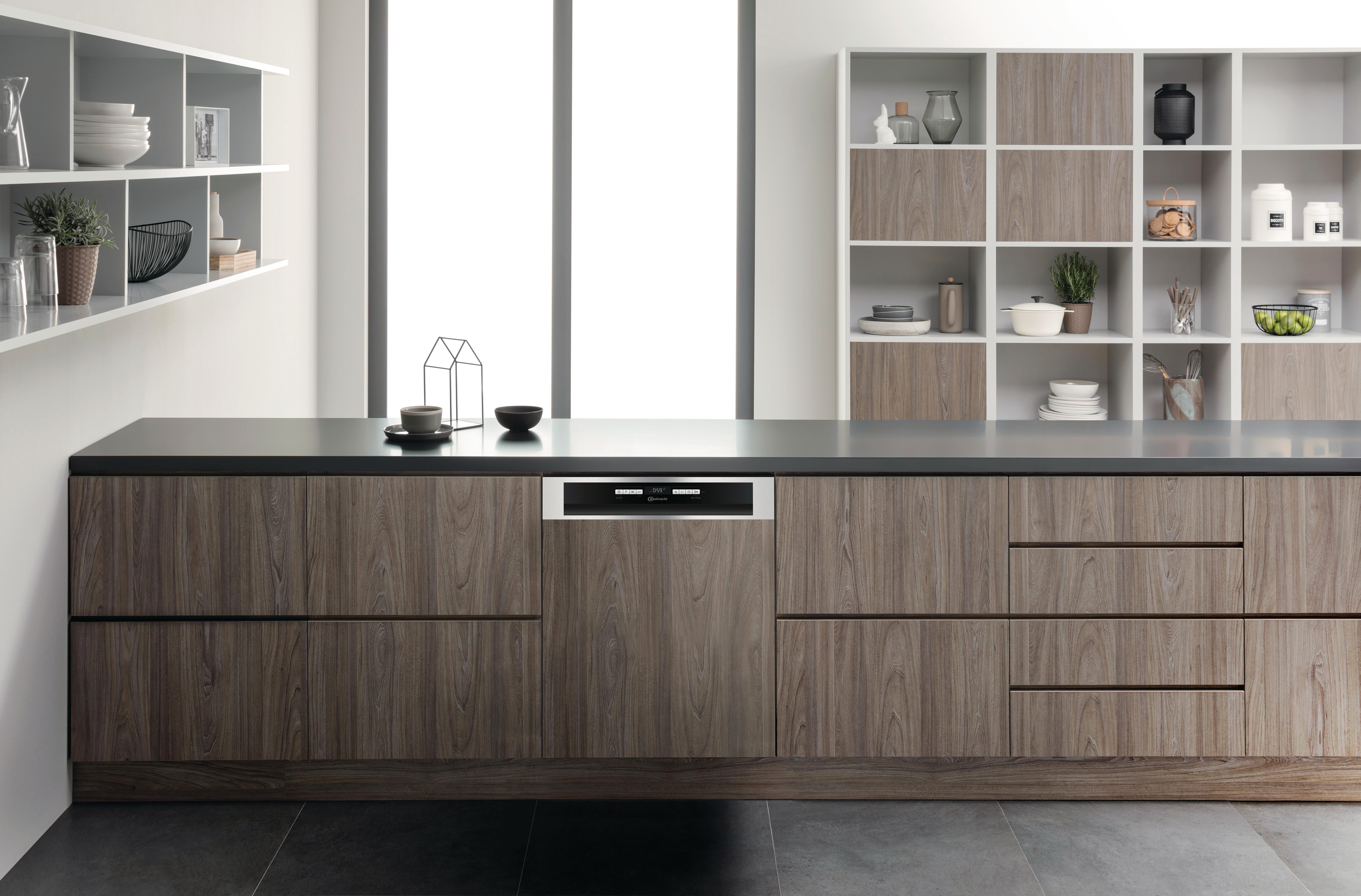 Moderne Küche mit Holzschränken und Einbaugeschirrspüler. Dunkle Arbeitsplatte.