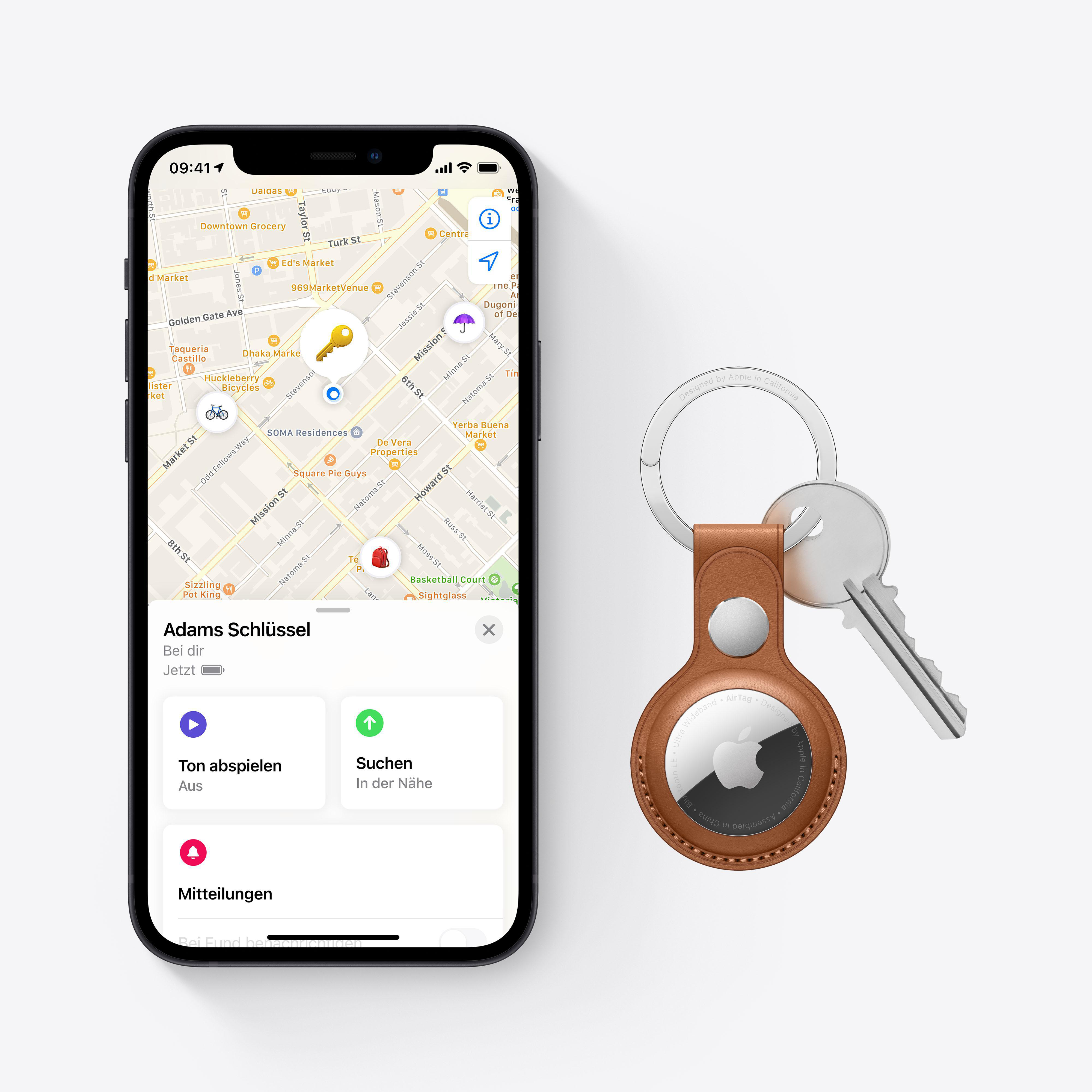 Telefon zeigt Karte mit Schlüsselstandort. Ein Schlüsselring mit Schlüsseln und AirTag befindet sich rechts.