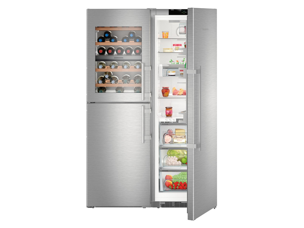 Refrigerador de acero inoxidable con puertas abiertas, mostrando almacenamiento de vino y alimentos.