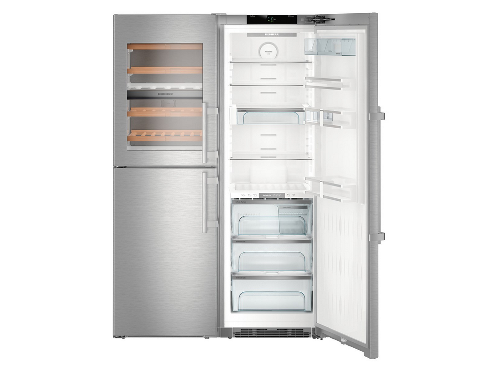 Un refrigerador de acero inoxidable con ambas puertas abiertas, mostrando estantes y cajones interiores.