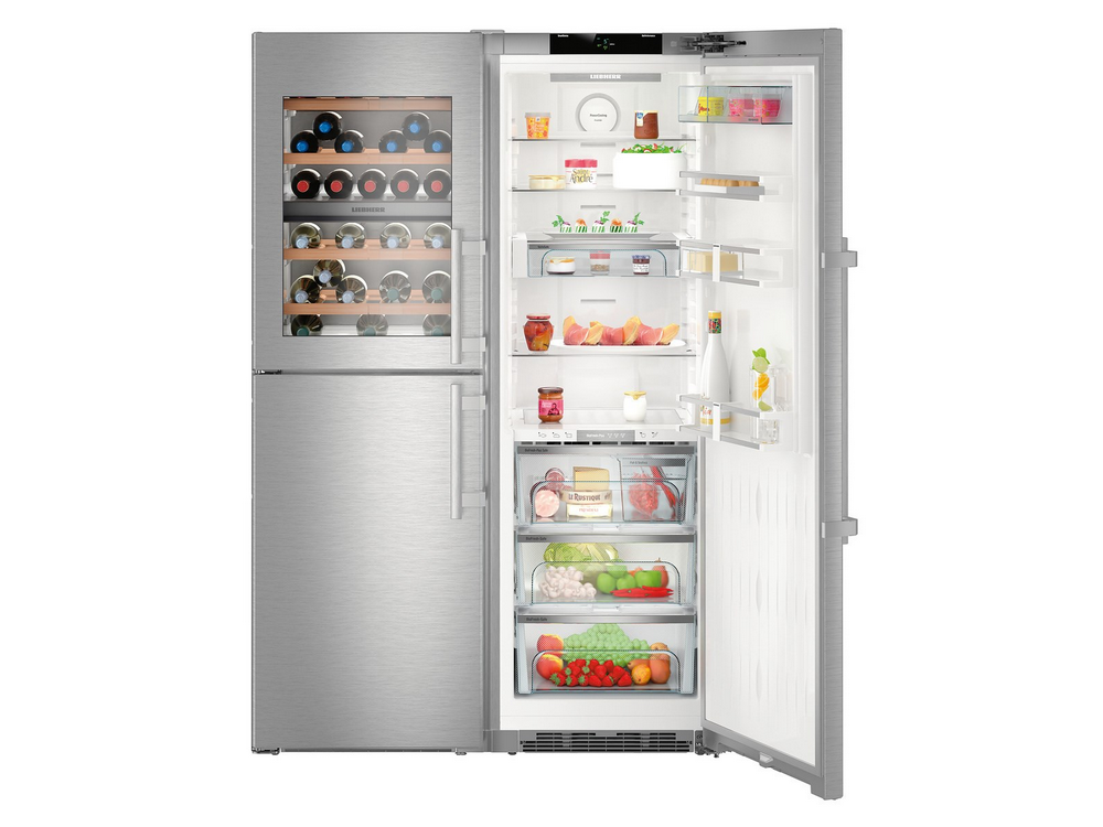 Refrigerador de acero inoxidable con vinoteca. Puerta abierta revela estantes con alimentos y bebidas.
