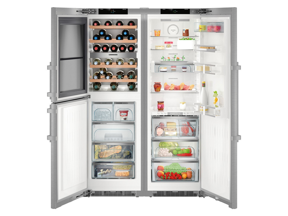 Un gran frigorífico de acero inoxidable con ambas puertas abiertas, lleno de alimentos y bebidas.