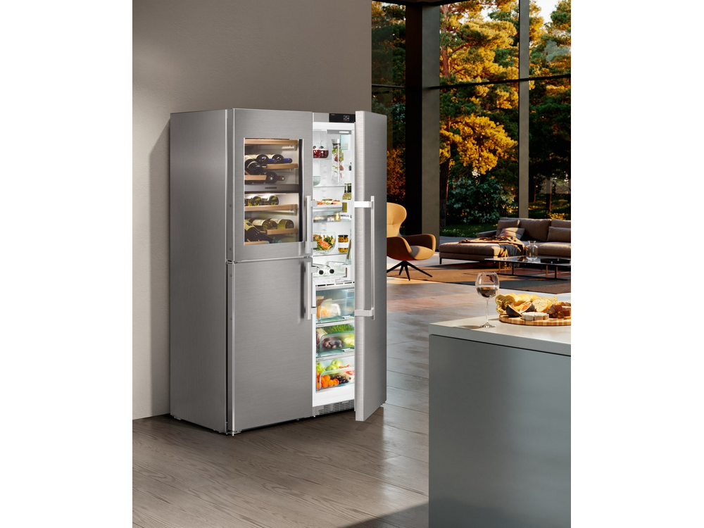 Refrigerador plateado con vinoteca. Puerta abierta revela estantes con comida y botellas de vino.