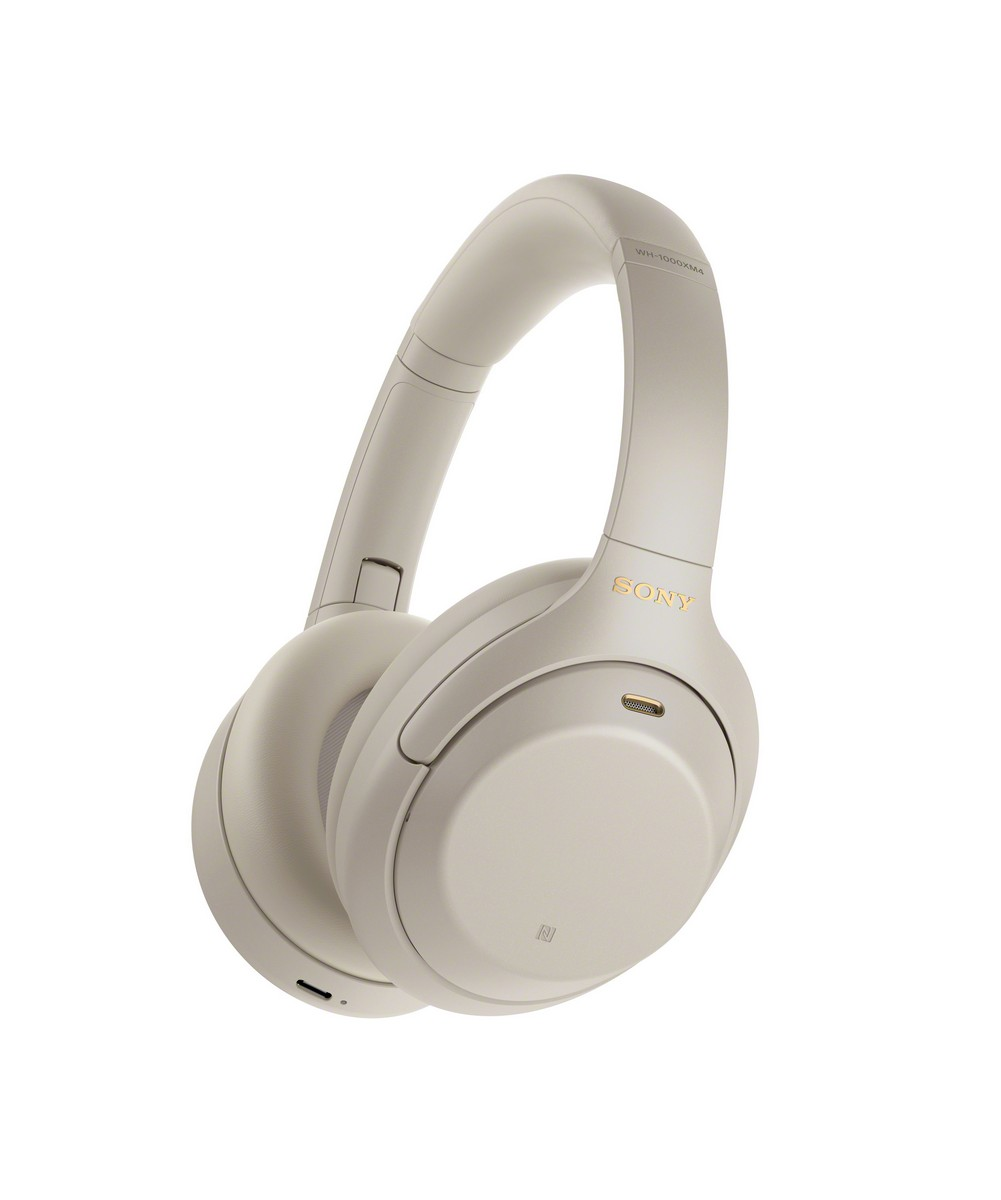 Auriculares Sony blanco roto con detalles dorados, vista en ángulo. Diseño minimalista.