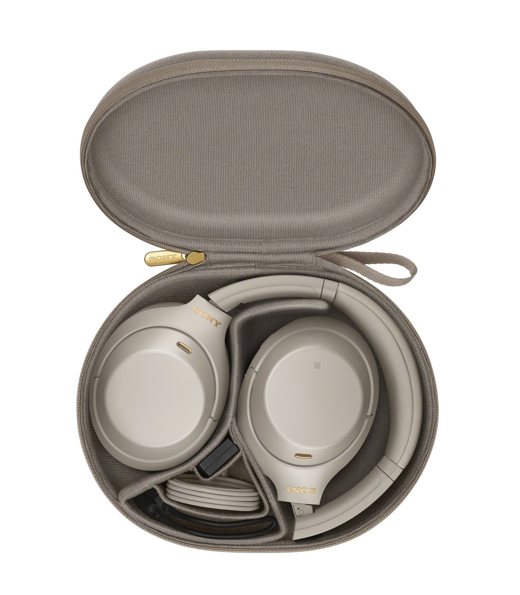 Auriculares Sony en un estuche. Auriculares y accesorios blancos dentro.