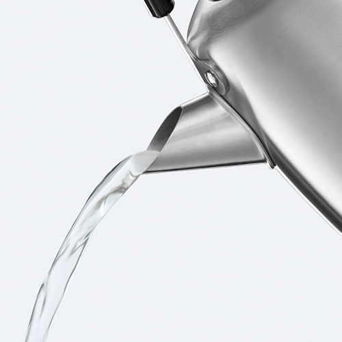 Water dat uit een zilveren waterketel met een zwarte handgreep giet.