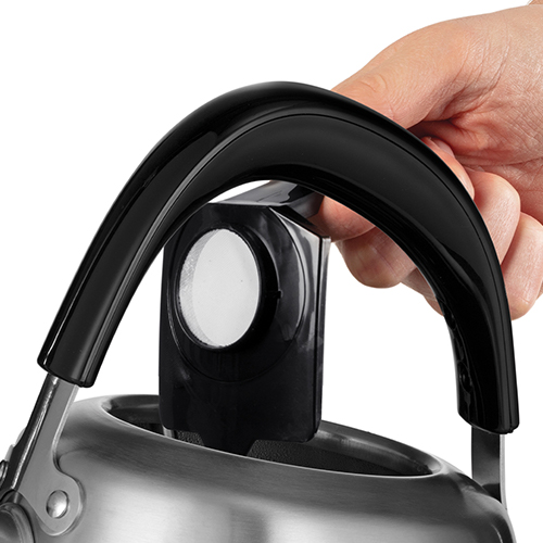 Hand die een zwarte waterkokerhandgreep vasthoudt met een witte knop, roestvrijstalen waterkokerbasis.
