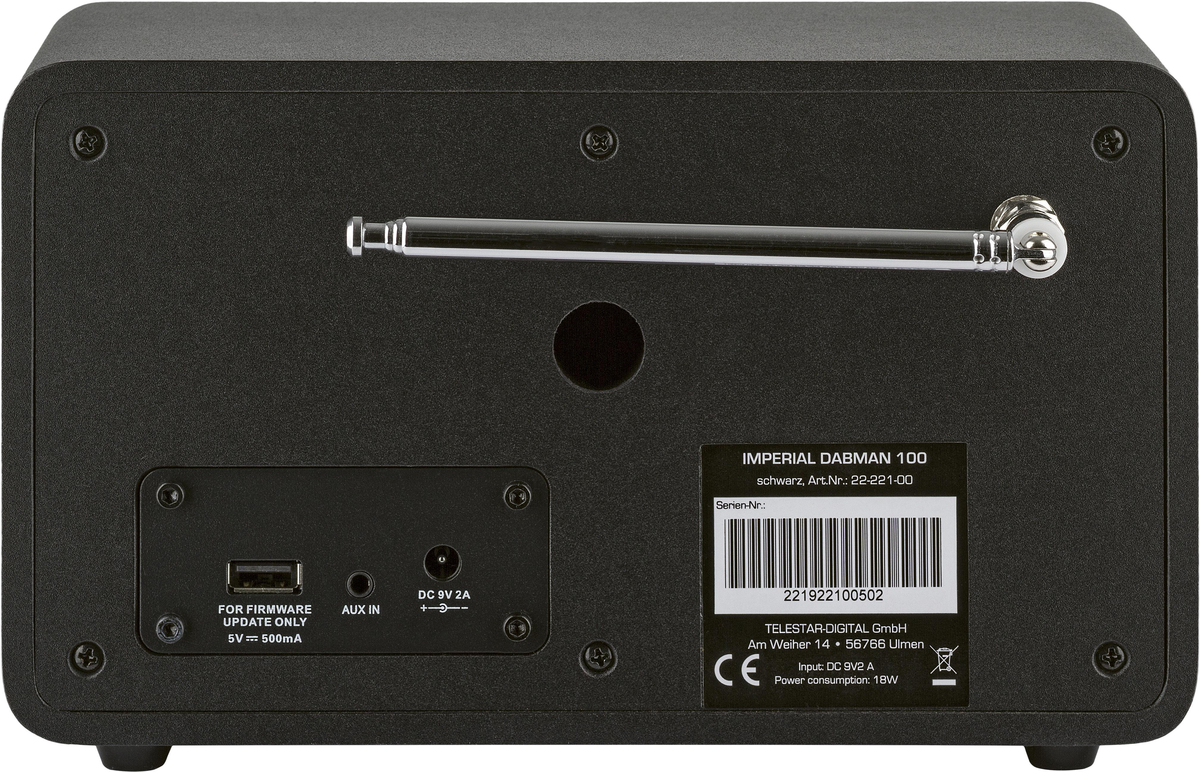 Ein schwarzes DAB-Radio mit kleiner Antenne, USB-Anschluss und verschiedenen Eingängen auf der Rückseite.