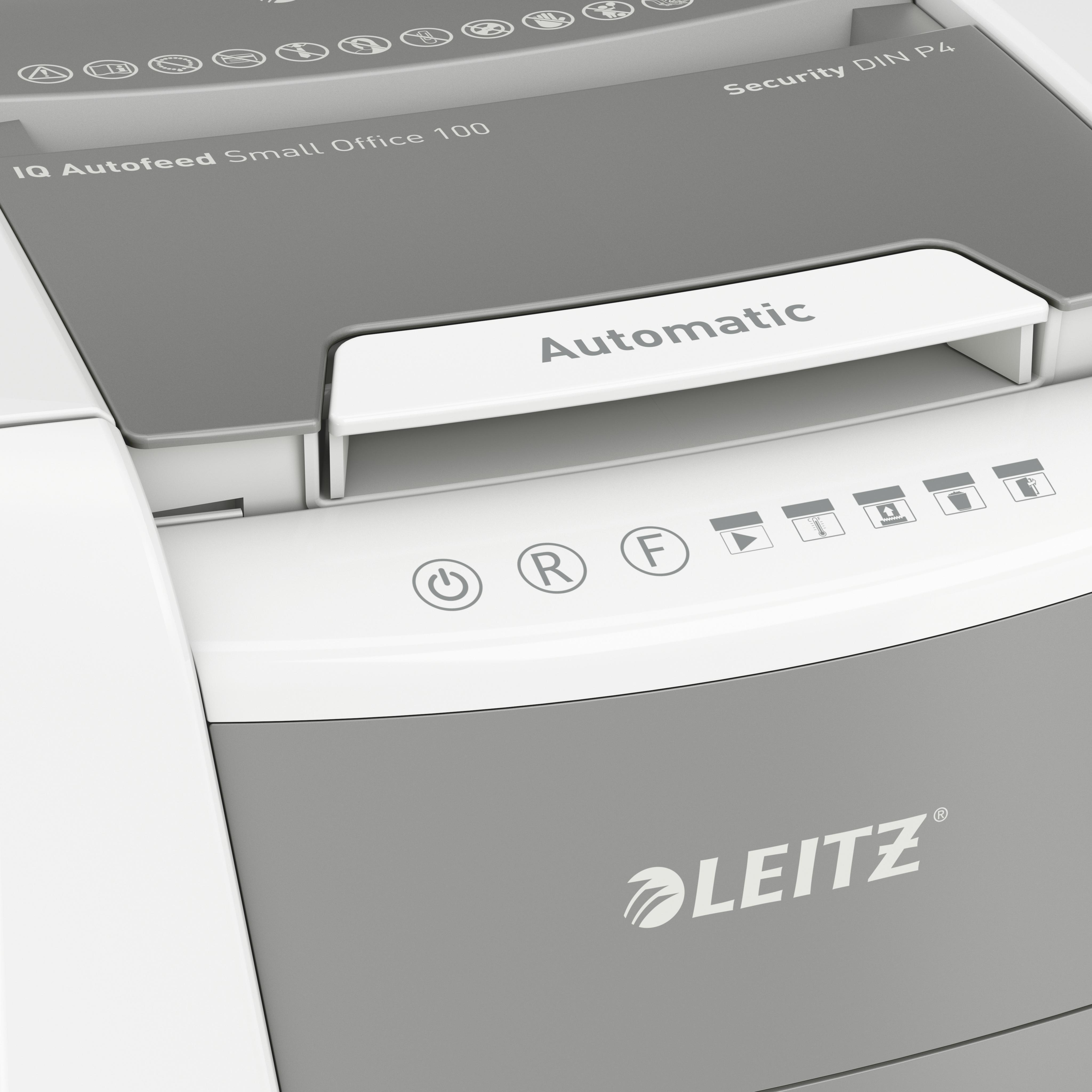 Nahaufnahme eines weißen und grauen Aktenvernichters. Es trägt das Wort Automatic und den Markennamen Leitz.