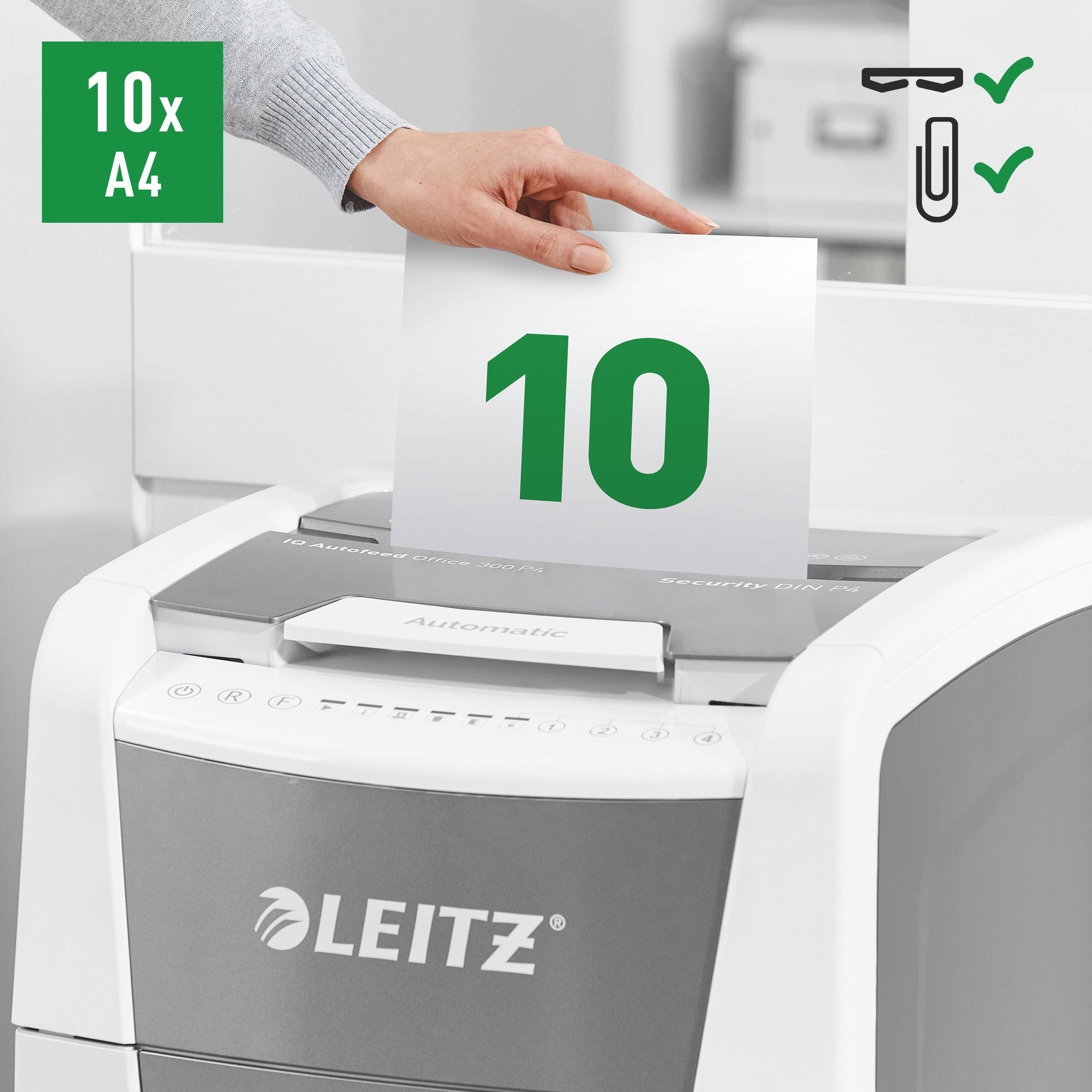 Eine Hand führt ein Papier mit einer grünen "10" in einen Aktenvernichter ein. Ein grünes Etikett sagt "10x A4".