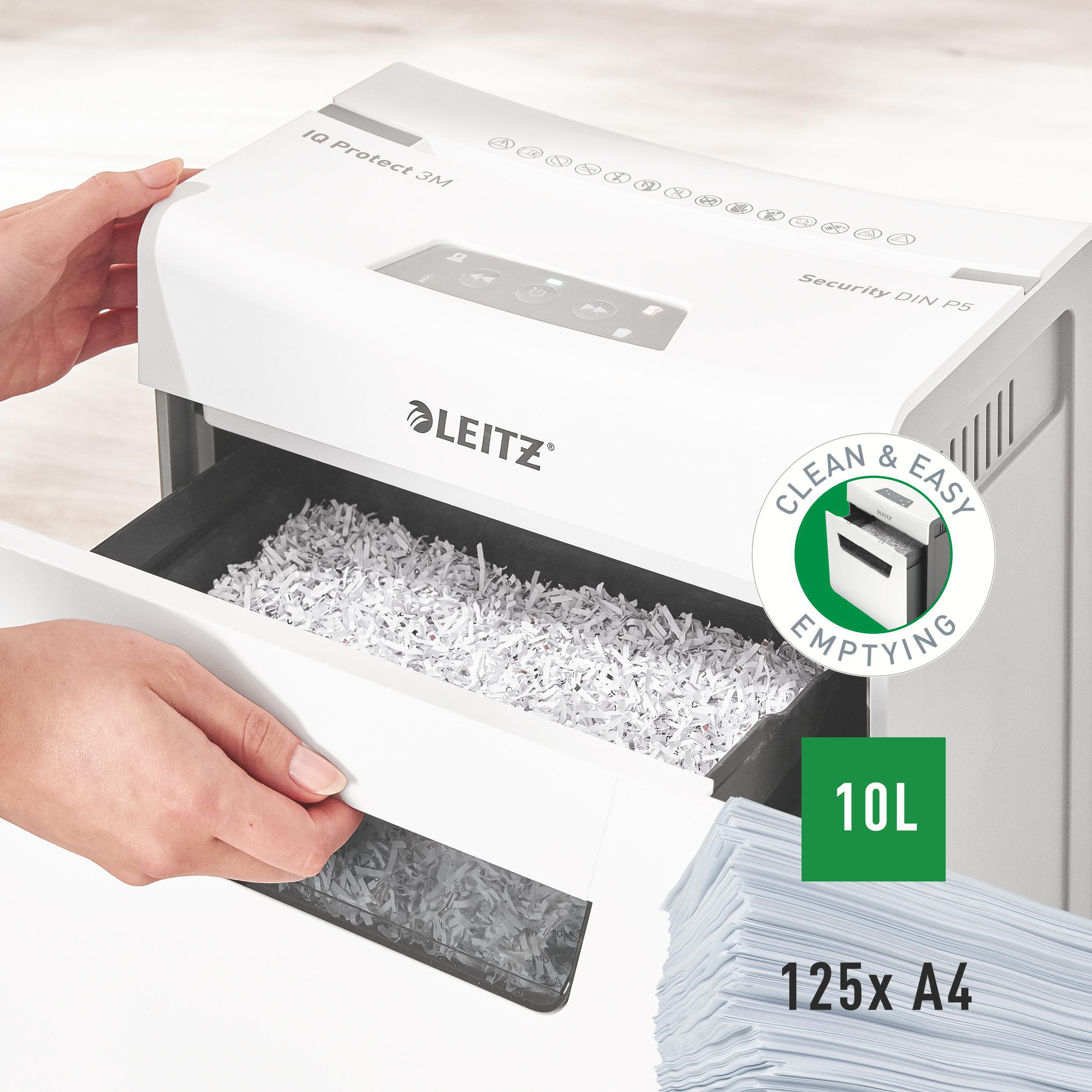 Weißer Leitz-Aktenvernichter mit Abfallbehälter. Hände öffnen den Schredder. Text Clean & Easy Emptying, 10L, 125x A4.