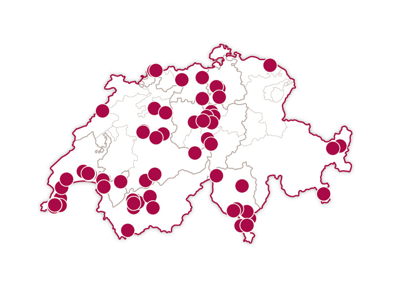 Mappa della Svizzera con numerosi punti rossi, che indicano posizioni su sfondo bianco.