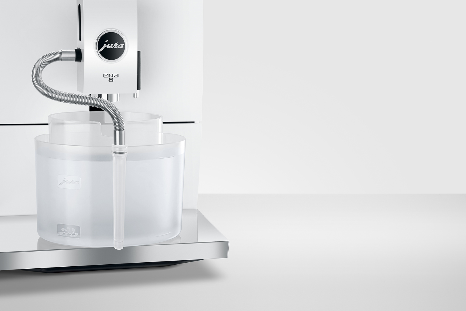 Eine weiße Jura ENA 8 Kaffeemaschine mit einem transparenten Wassertank auf der linken Seite.