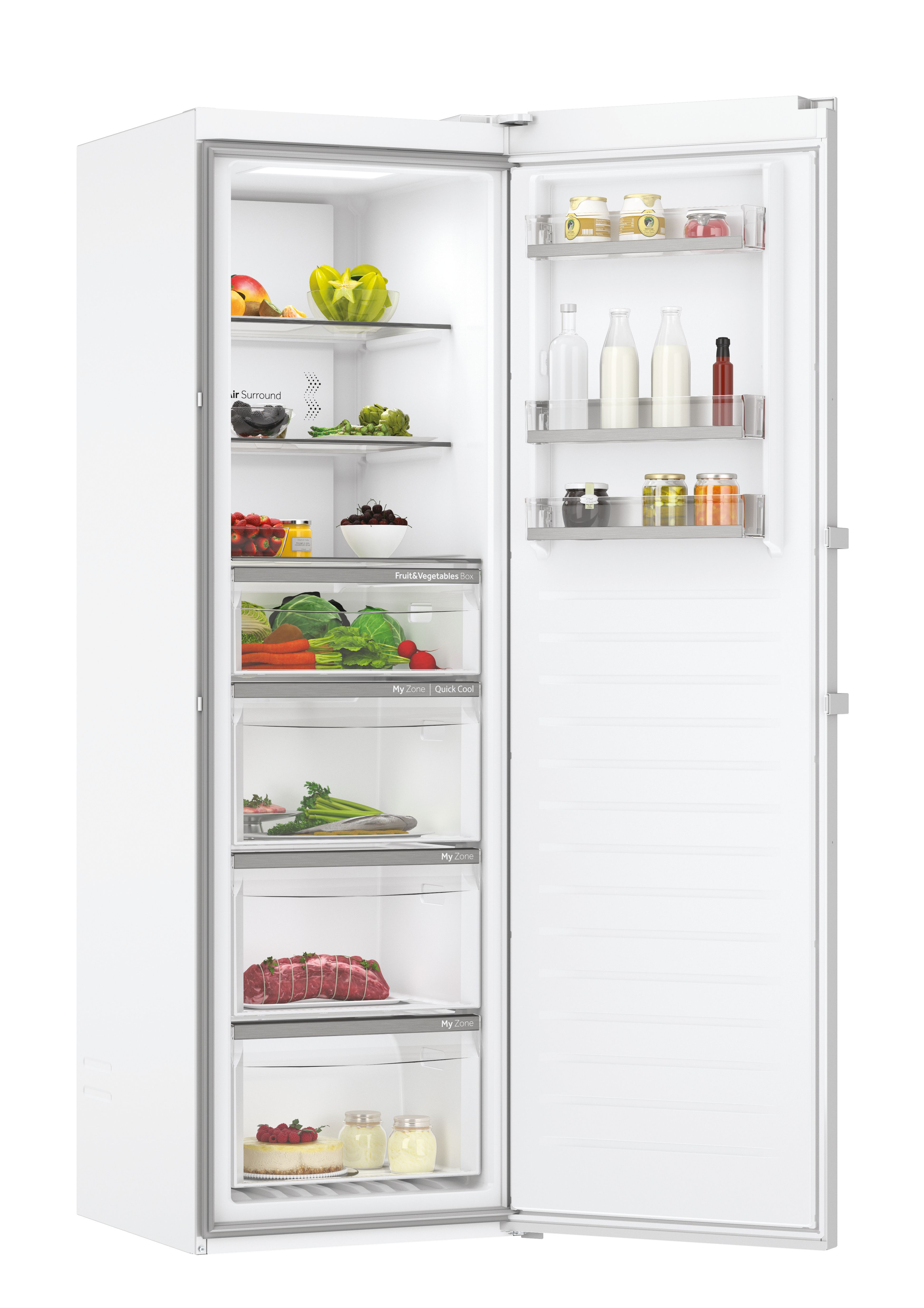 Offener weißer Kühlschrank mit Regalen voller Lebensmittel, darunter Obst, Gemüse und Saucen.