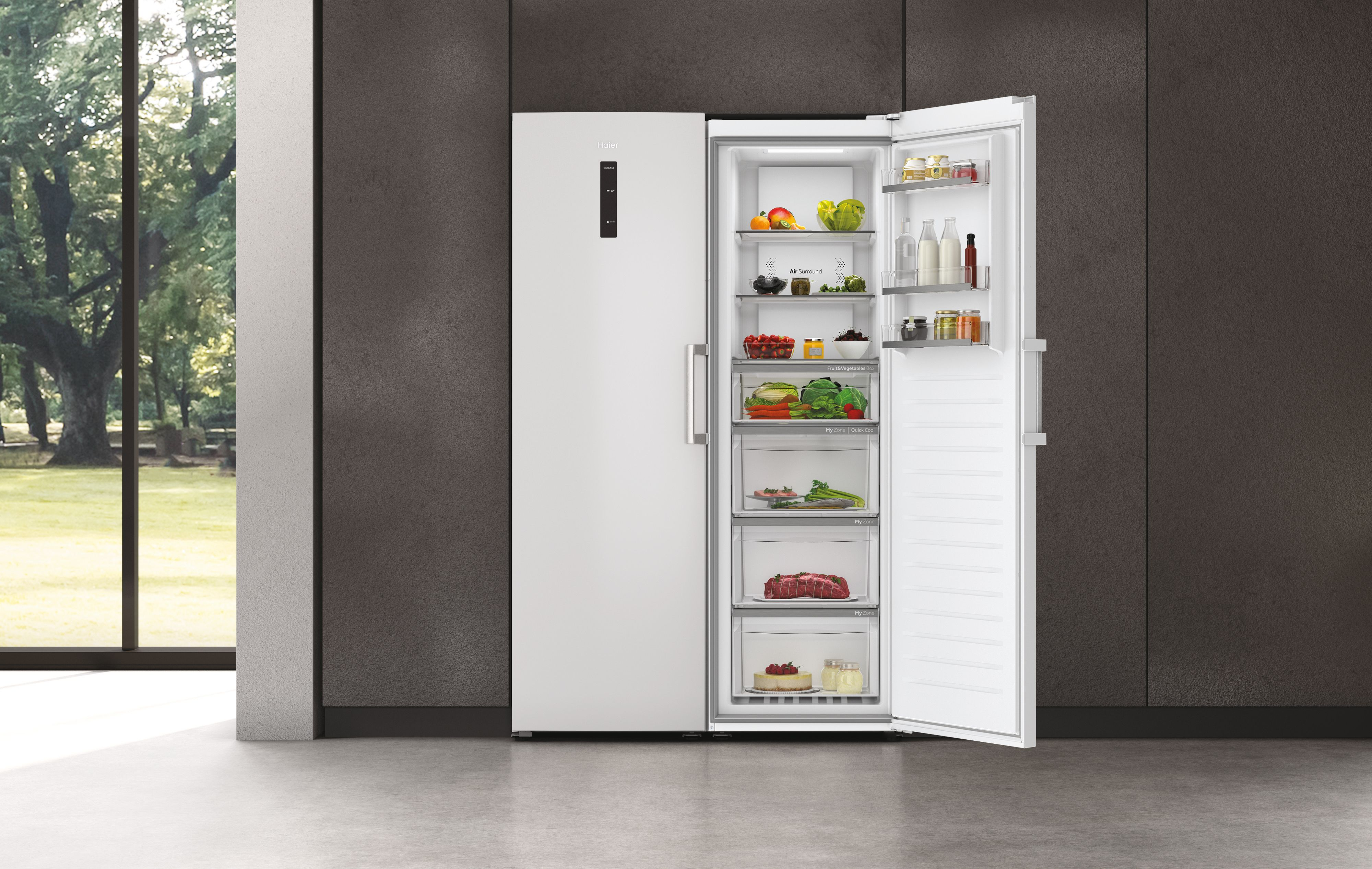 Ein weißer Kühlschrank mit zwei geöffneten Türen, die Regale mit Lebensmitteln zeigen.