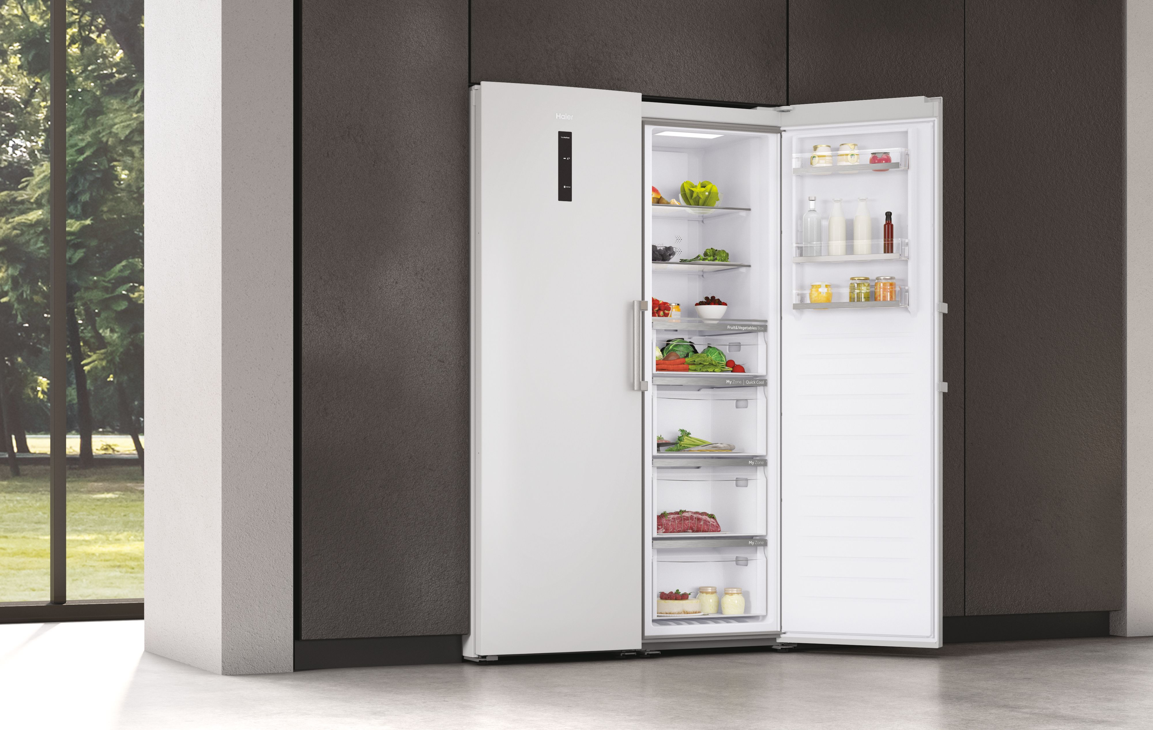 Ein weißer Kühlschrank mit geöffneten Türen, der Regale mit Lebensmitteln zeigt. Der Innenraum ist gut beleuchtet.