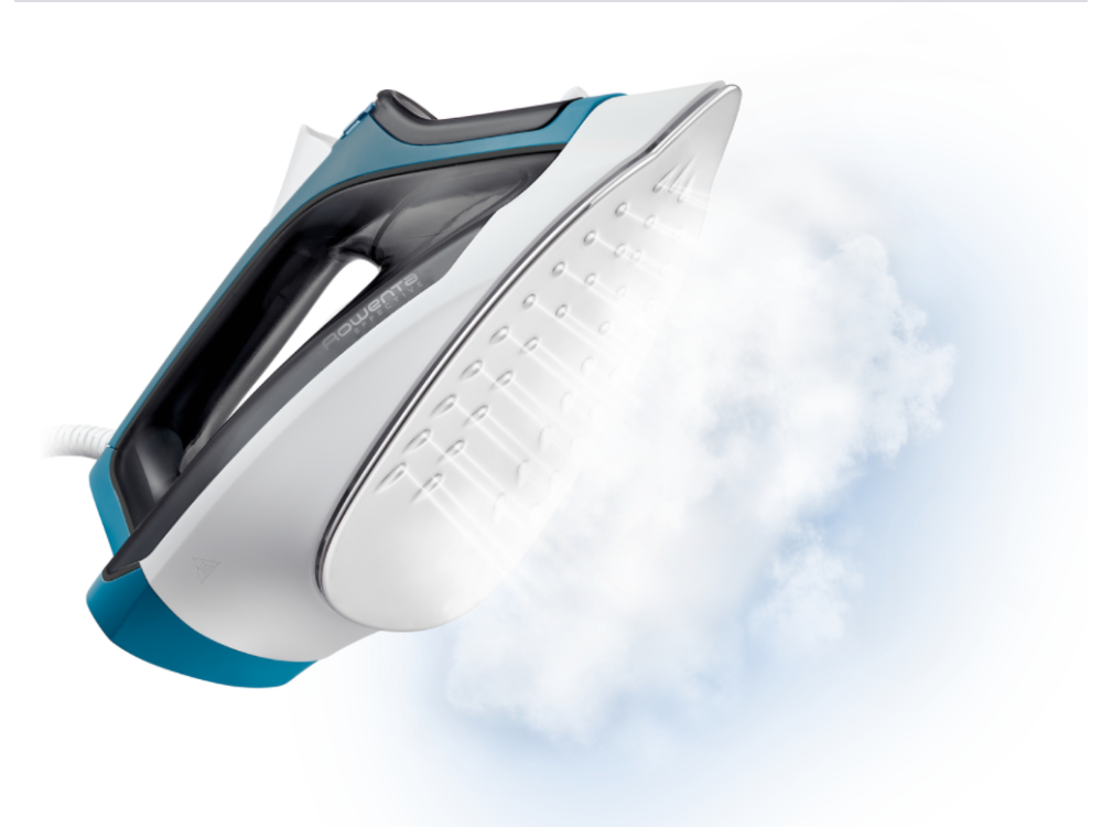 Una plancha blanca y azul verdoso con vapor saliendo, aislada sobre un fondo blanco.