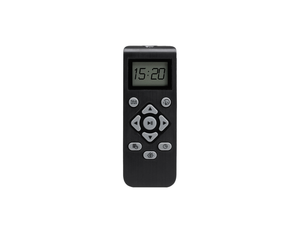 Un mando a distancia negro con una pantalla que muestra 15:20 y varios botones de control.