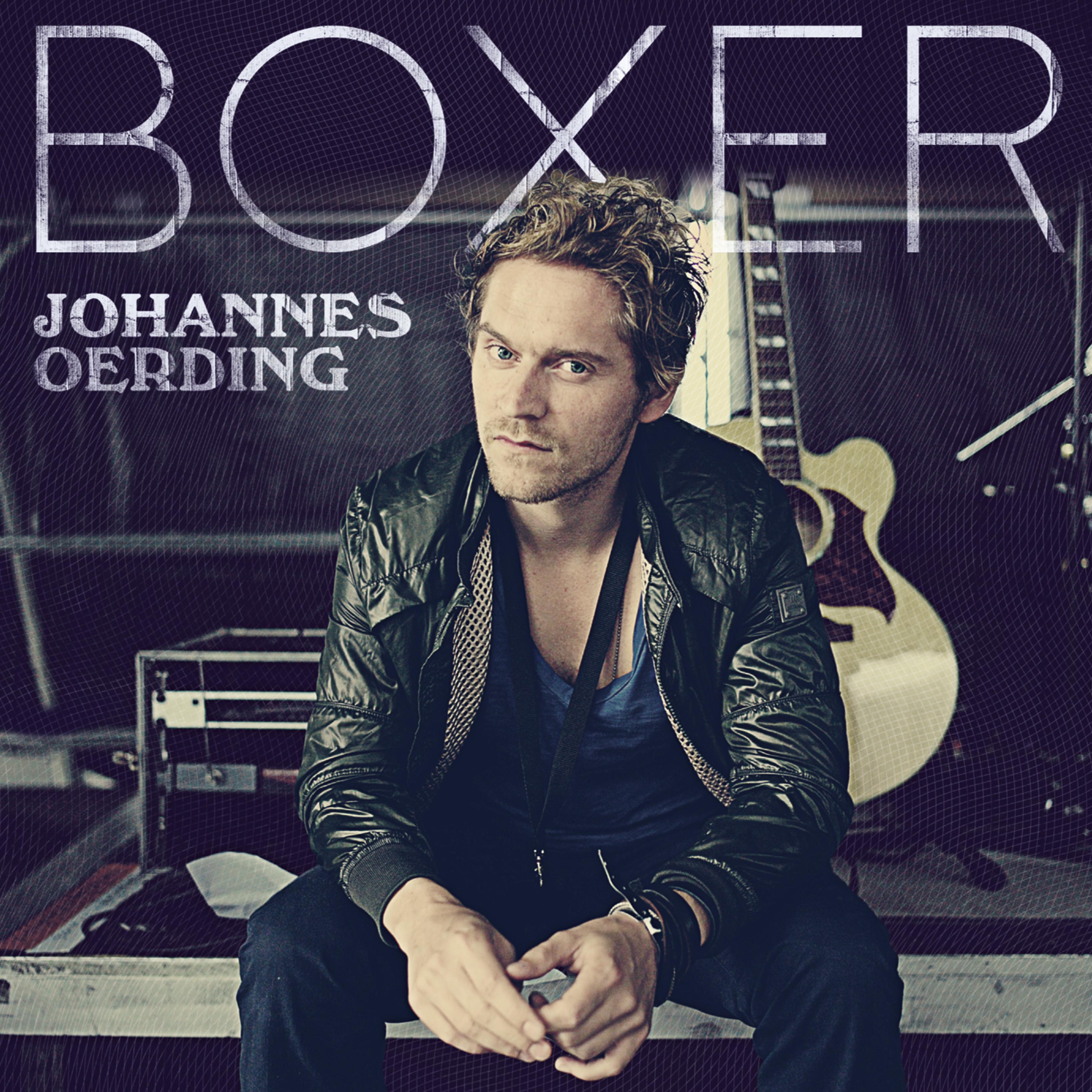 Albumcover mit Johannes Oerding, Musiker, der mit einer Gitarre im Hintergrund sitzt.