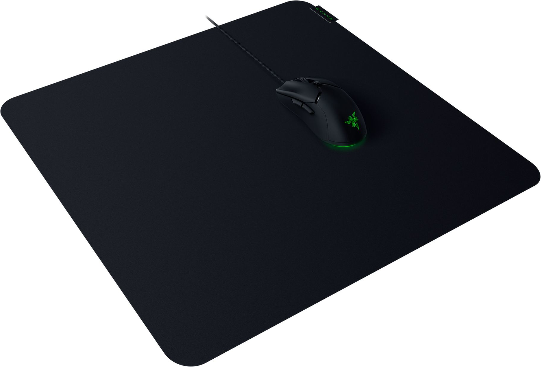 Schwarze Razer-Maus und Mauspad auf weißer Oberfläche. Razer-Logo in Grün auf der Maus.
