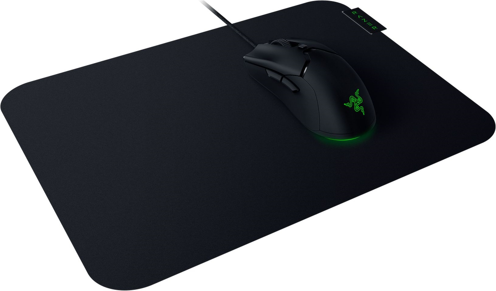 Schwarze Razer-Maus auf einem schwarzen Mauspad mit Razer-Logo.