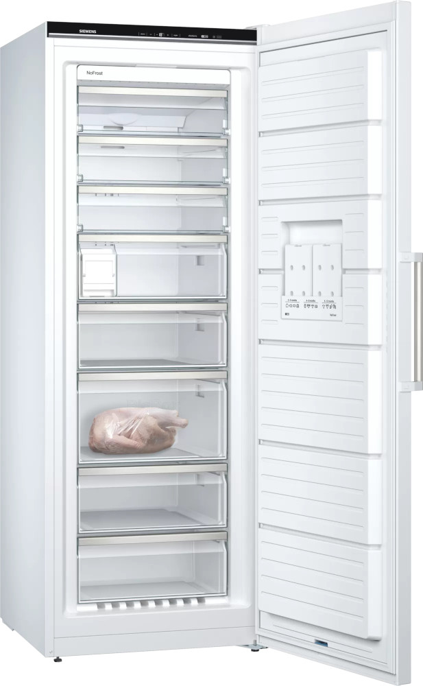 Intérieur de réfrigérateur blanc ouvert. Montre des étagères, des tiroirs et un poulet congelé dans un sac.