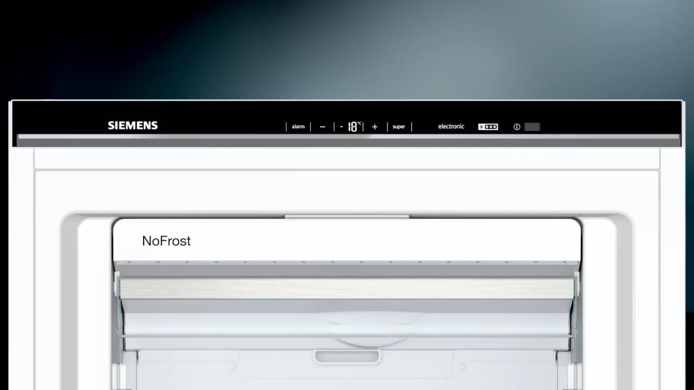Gros plan sur un réfrigérateur noir et blanc avec commandes de température numériques.