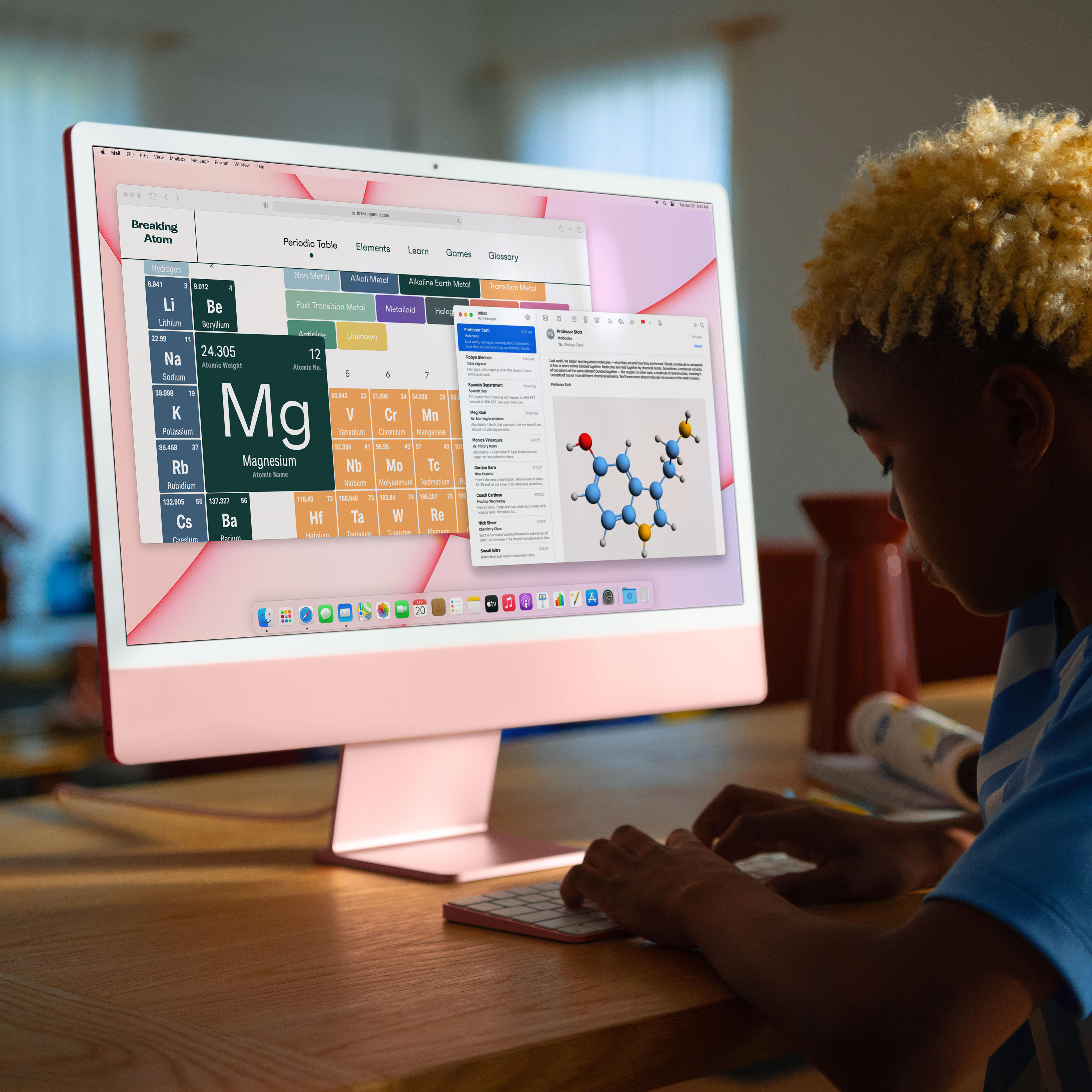 Ein Kind benutzt einen rosa iMac-Computer. Der Bildschirm zeigt ein Periodensystem.