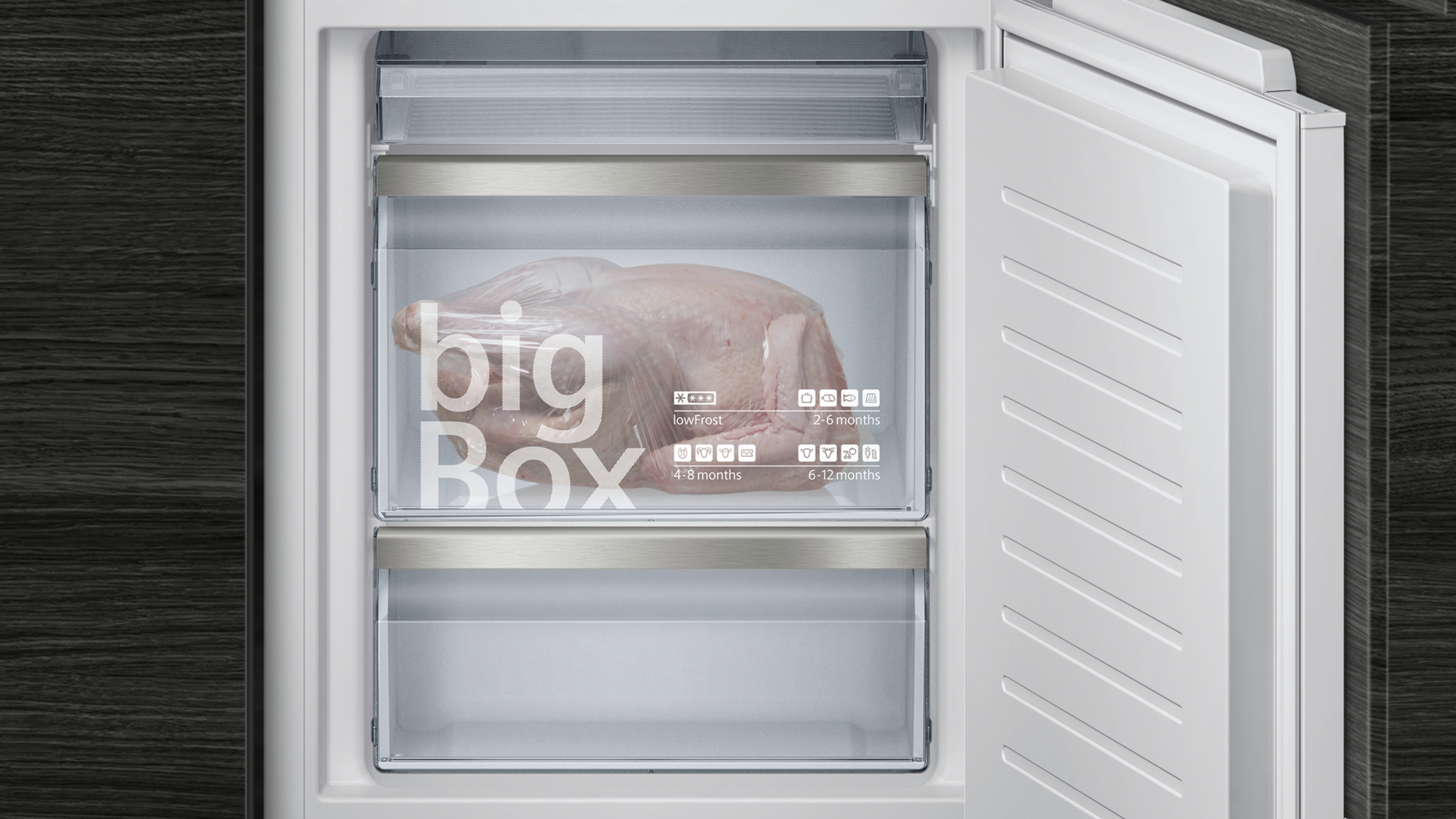 Congelador abierto con un pavo crudo entero en el compartimento 'bigBox'. Dos cajas apiladas.