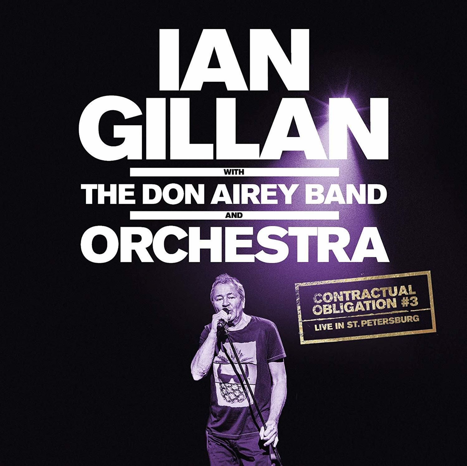 Ian Gillan zenekarral a színpadon, koncertplakát szöveggel és lila háttérrel.