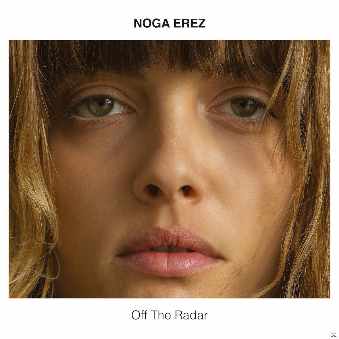 Nahaufnahme eines Frauen-Gesichts. Sie hat helle Haut, grüne Augen und hellbraunes Haar. Das Bild ist das Cover von "Off The Radar" von Noga Erez.