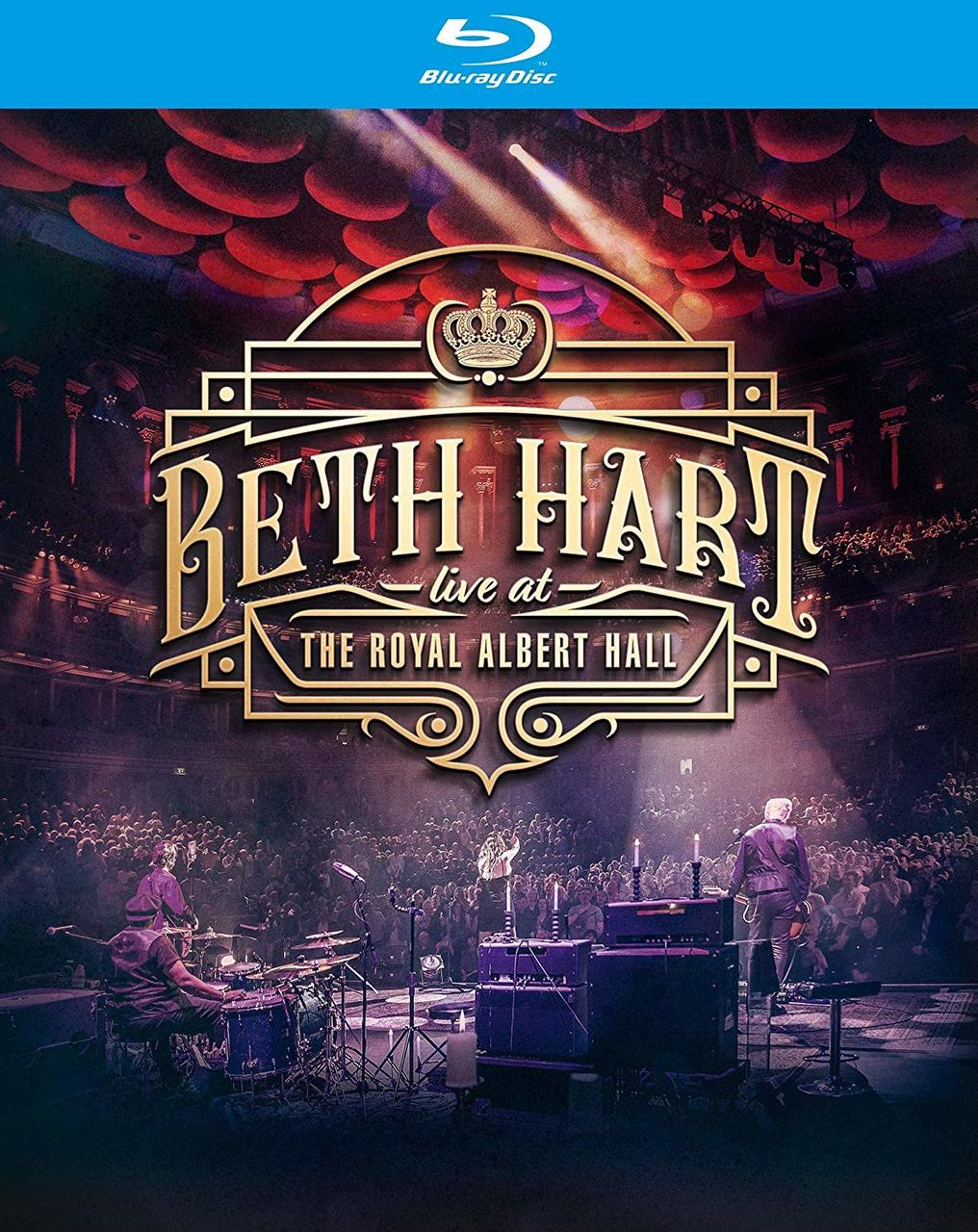 Beth Hart Blu-ray borítója a Royal Albert Hallban. Színpad zenekarral, tömeggel a háttérben és színpadi világítással.