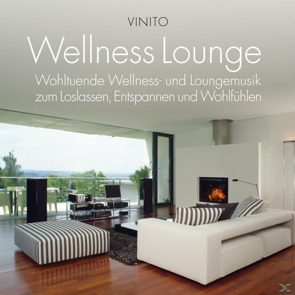 Modernes Interieur. Weißes Sofa, Kamin und große Fenster mit Blick auf eine Landschaft.
