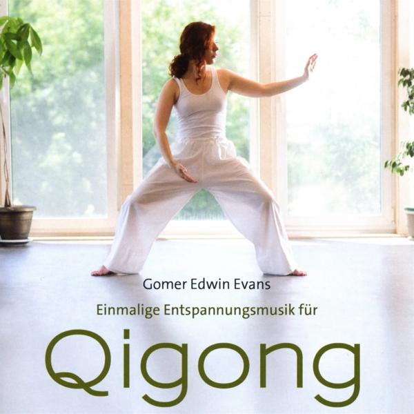 Eine Frau in Weiß führt Qigong durch. Das Albumcover hat das Wort Qigong in Grün.