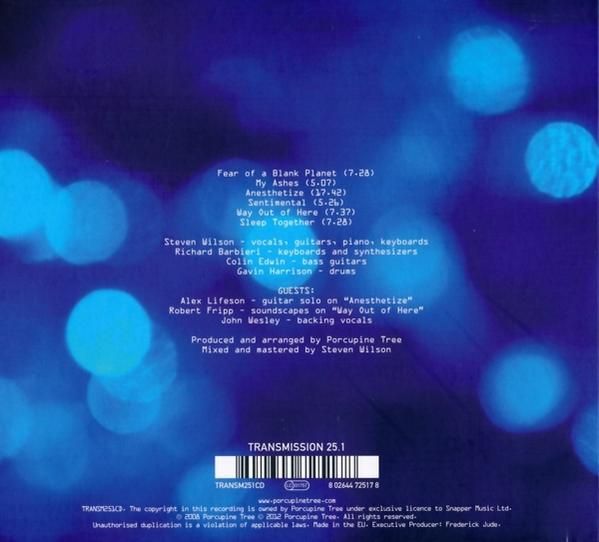 CD-Hülle Rückseite mit Text und blau-weißen, verschwommenen Kreisen im Hintergrund.