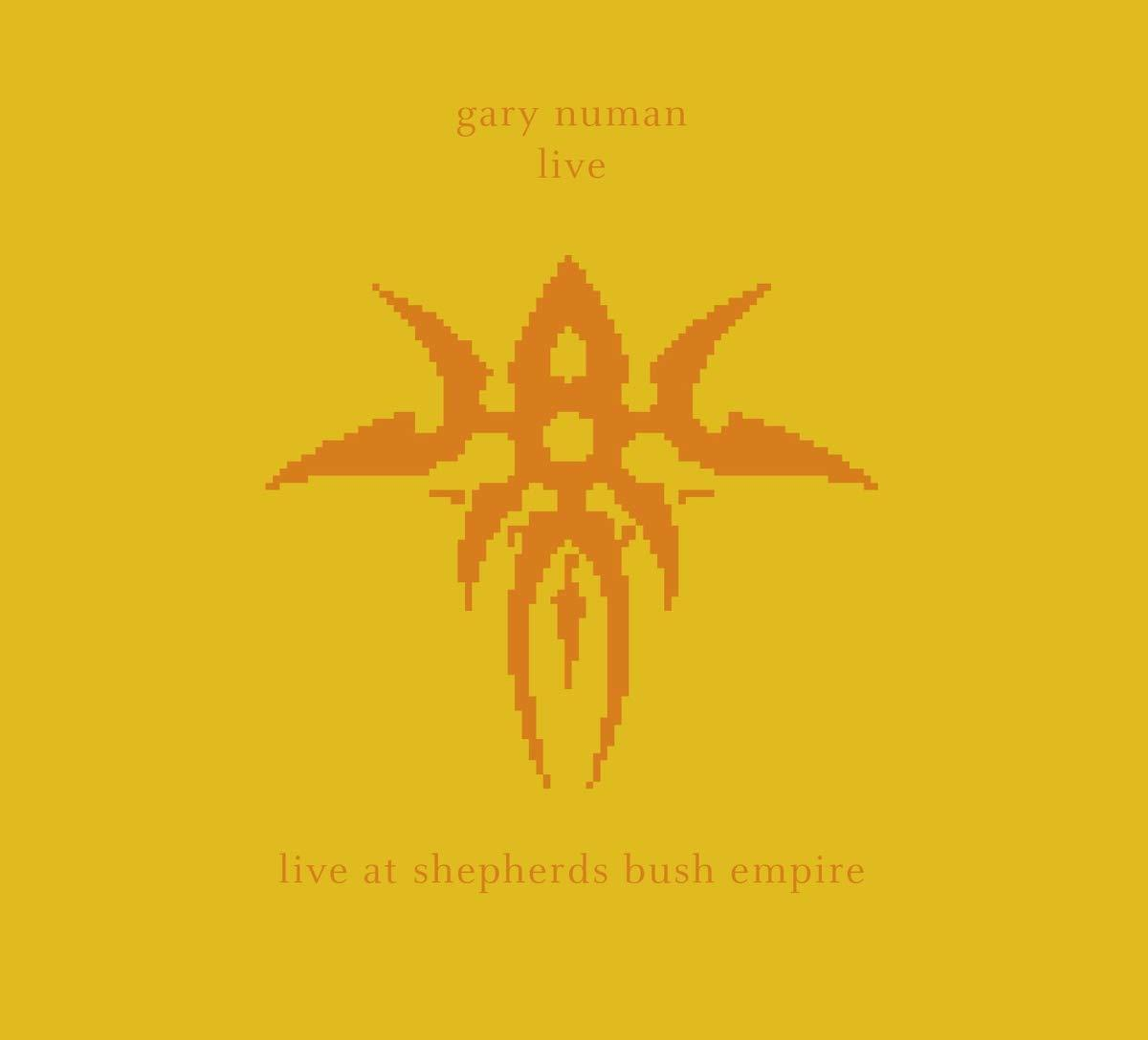 Albumcover: Gary Numan Live, orangefarbener Hintergrund mit pixeligem Design.