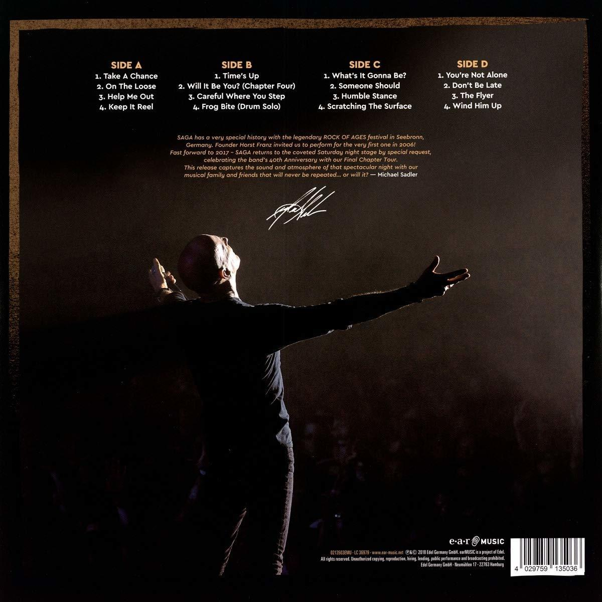 Albumcover mit Titellisten, Credits und einem Mann mit erhobenen Armen. Dunkler Hintergrund.