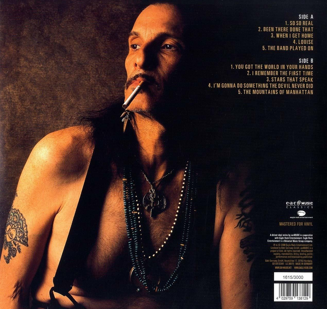 Albumcover. Ein Mann mit Tattoos und einer Zigarette. Titellisten sind auf der rechten Seite.