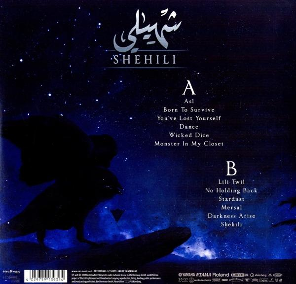 Albumcover mit sternenblauem Hintergrund und Titelliste. Text in Arabisch und Englisch.